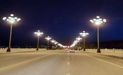 這些景觀路燈，與海東市核心區(qū)的景觀大道如此般配